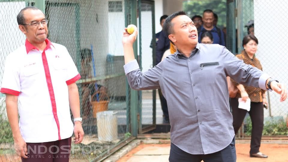 Menteri Pemuda dan Olahraga (Menpora), Imam Nahrawi (kanan) bersama Juru Bicara Kemenpora, Gatot S Dewa Broto. Copyright: &copy; Herry Ibrahim/INDOSPORT